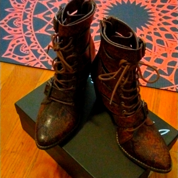 Brown snakeskin boots - Picture 1 of 3
